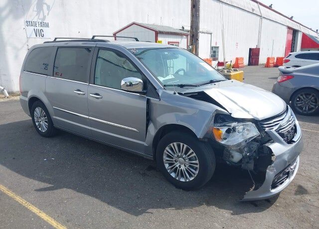 2013 CHRYSLER Town and Country