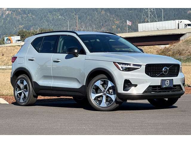 2026 VOLVO XC40