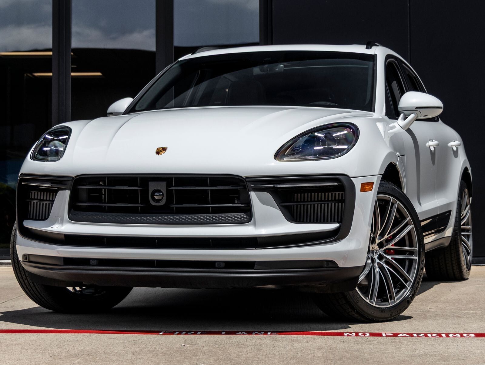 2026 PORSCHE Macan
