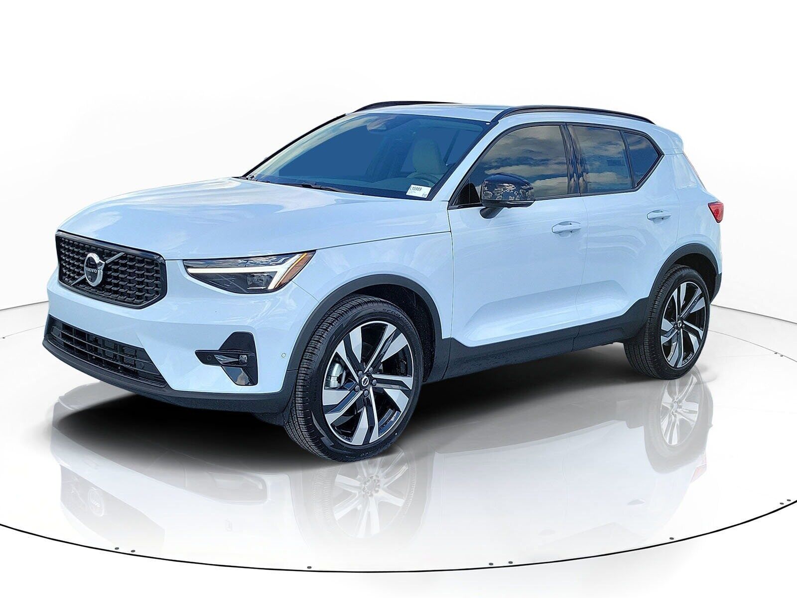 2026 VOLVO XC40