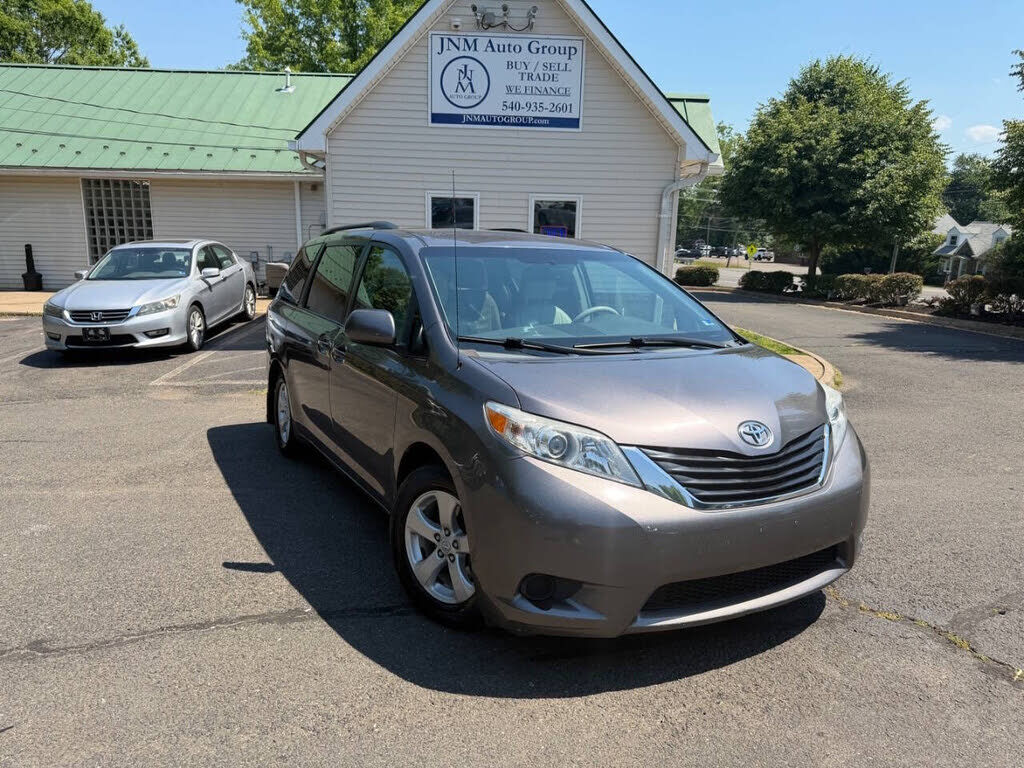 2011 TOYOTA Sienna