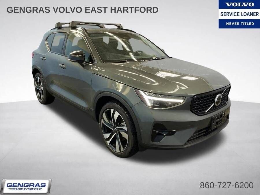 2026 VOLVO XC40