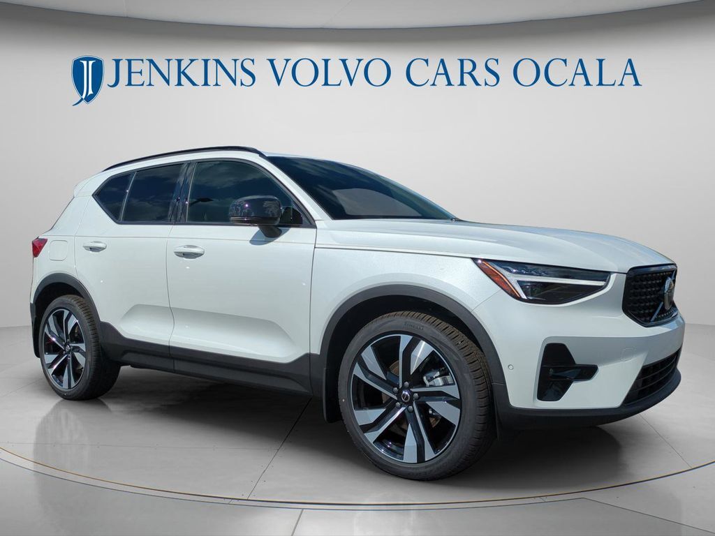 2026 VOLVO XC40