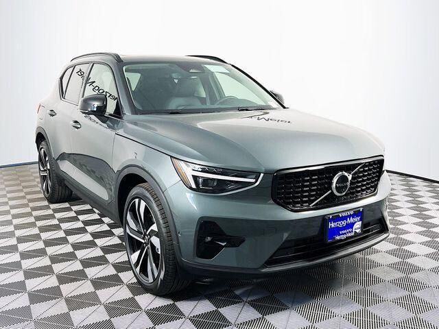 2026 VOLVO XC40