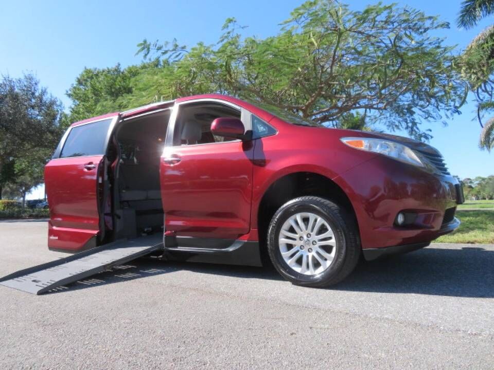 2017 TOYOTA Sienna