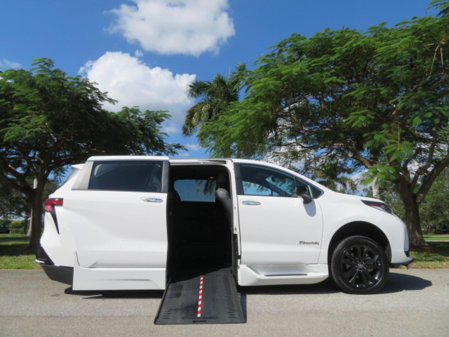 2023 TOYOTA Sienna