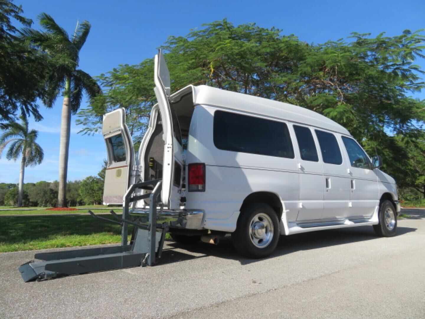 2013 FORD E-150