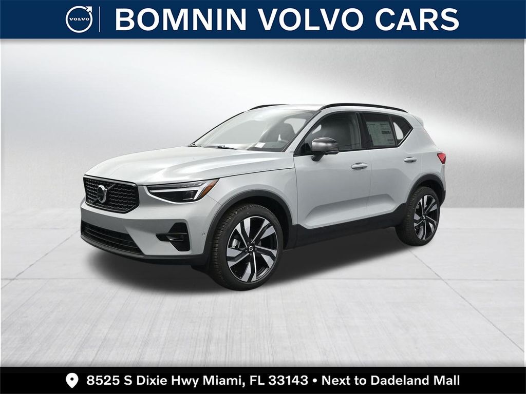 2026 VOLVO XC40