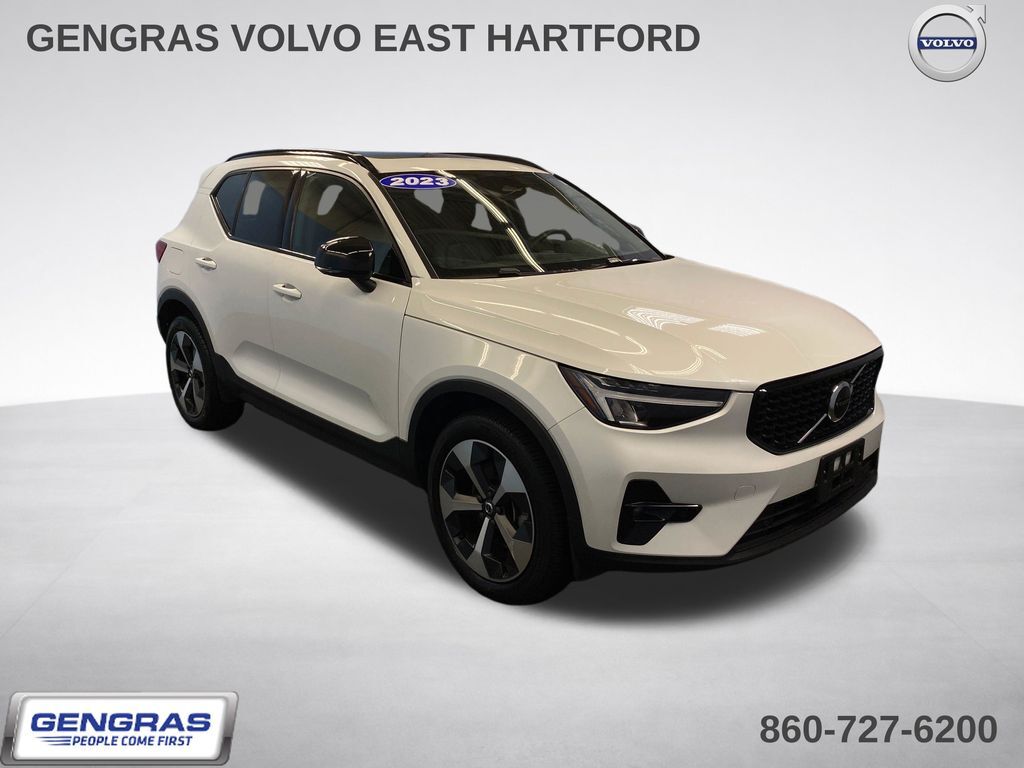 2023 VOLVO XC40