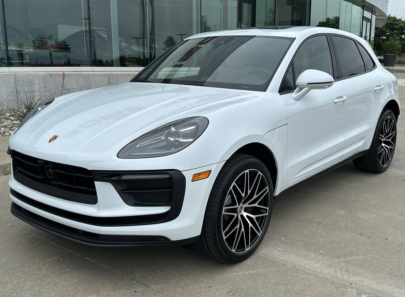 2026 PORSCHE Macan