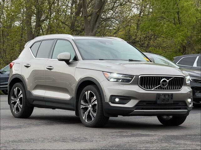 2021 VOLVO XC40