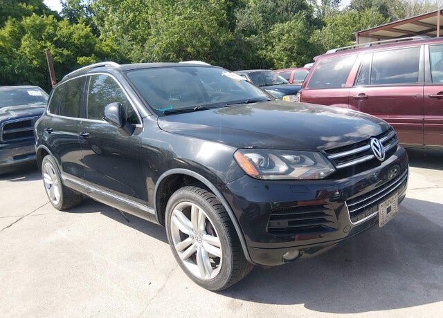 2011 VOLKSWAGEN Touareg