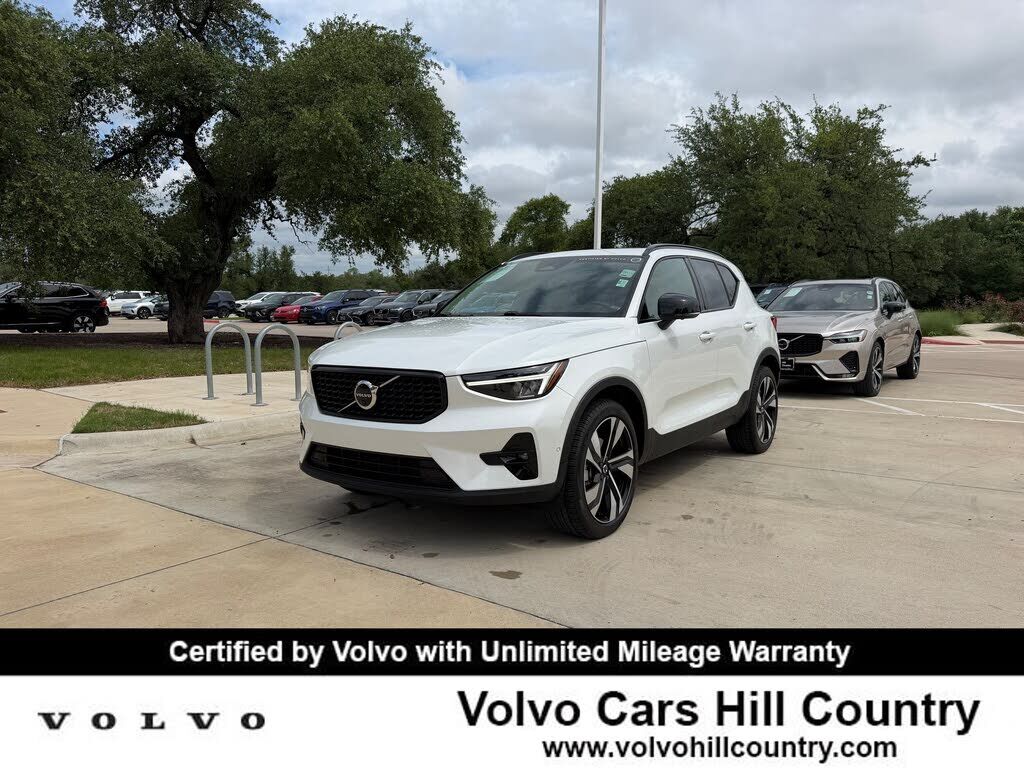2023 VOLVO XC40