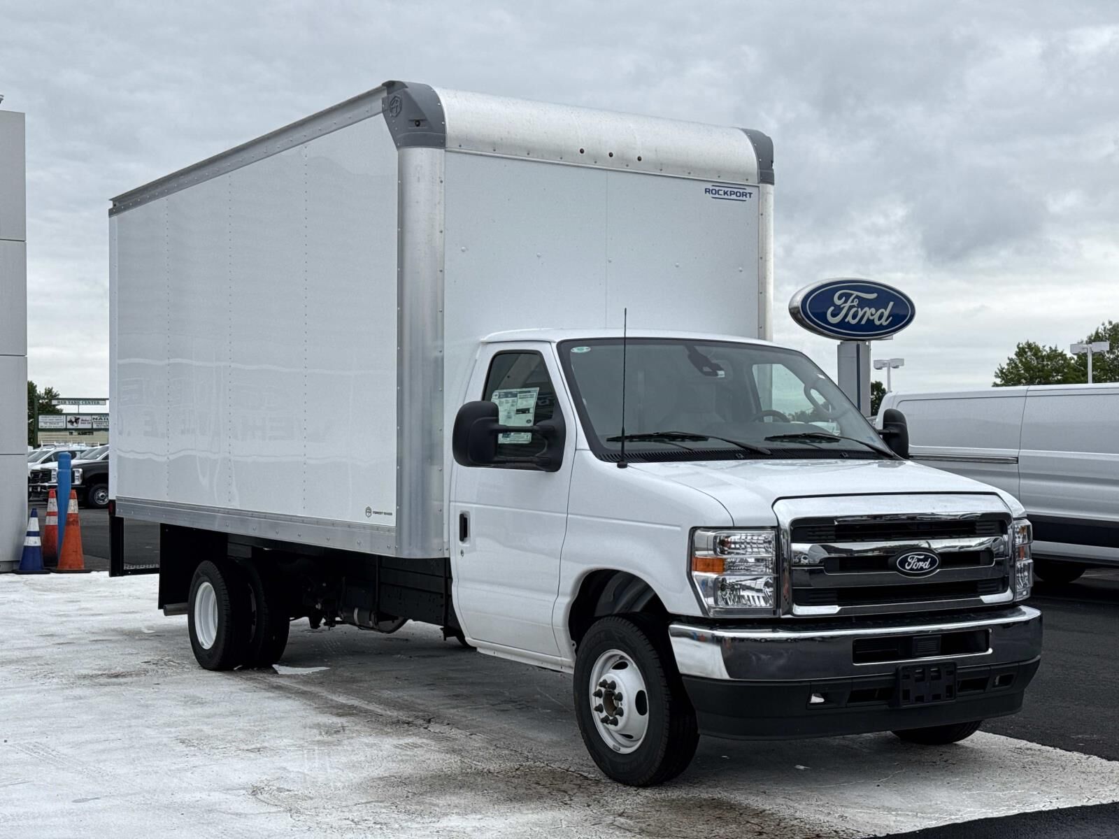 2027 FORD E-450