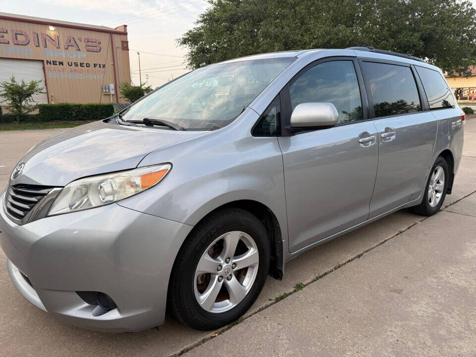 2011 TOYOTA Sienna