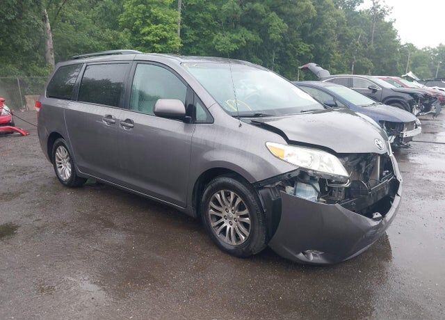 2014 TOYOTA Sienna