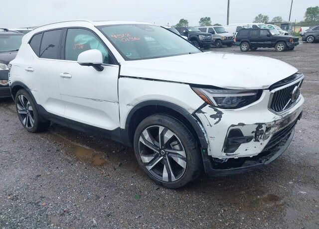 2024 VOLVO XC40