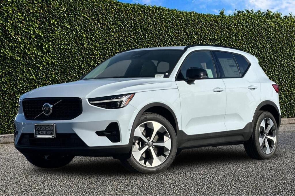 2026 VOLVO XC40