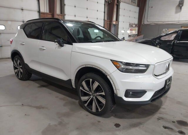2022 VOLVO XC40