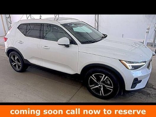 2023 VOLVO XC40