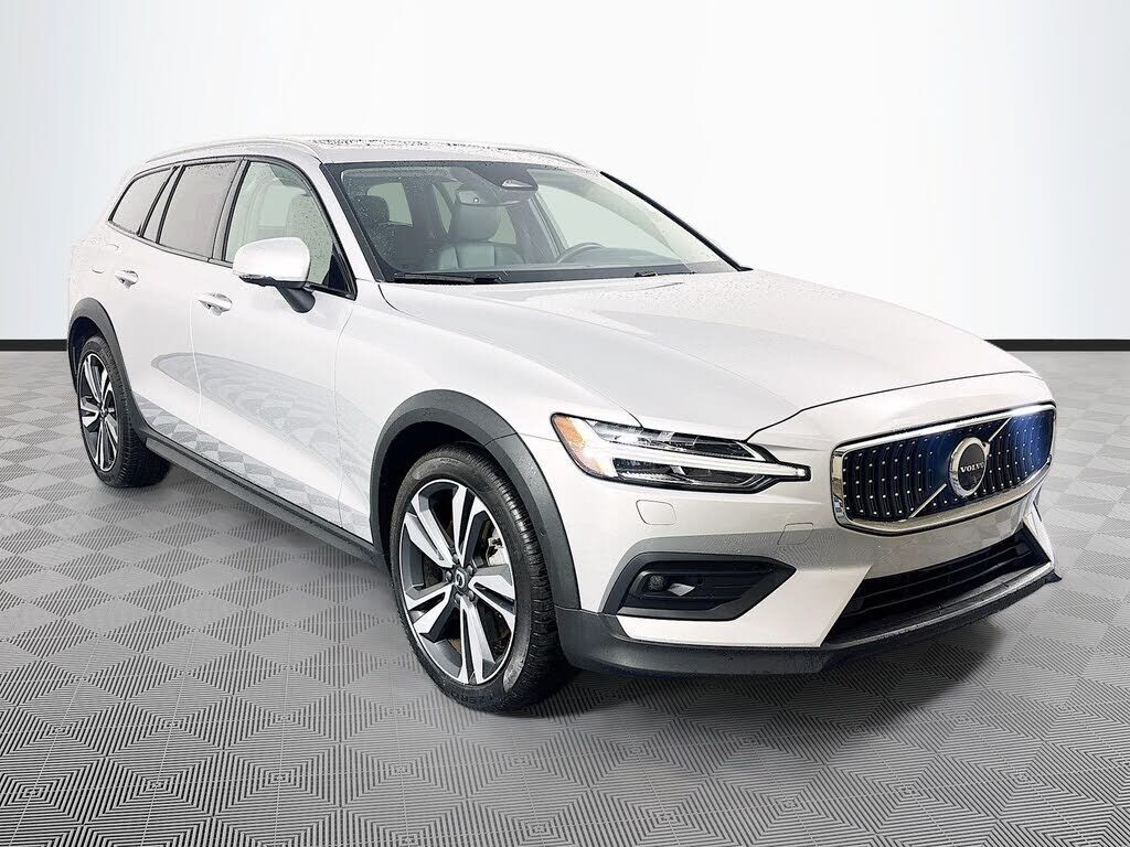 2025 VOLVO V60CC