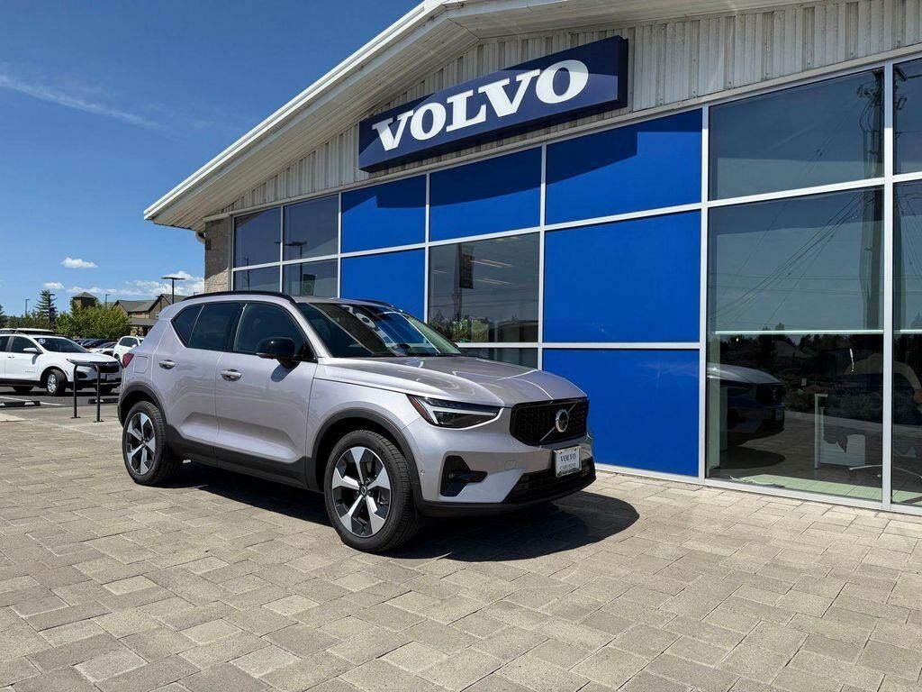 2026 VOLVO XC40