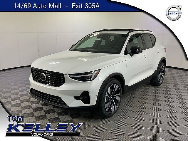 2026 VOLVO XC40