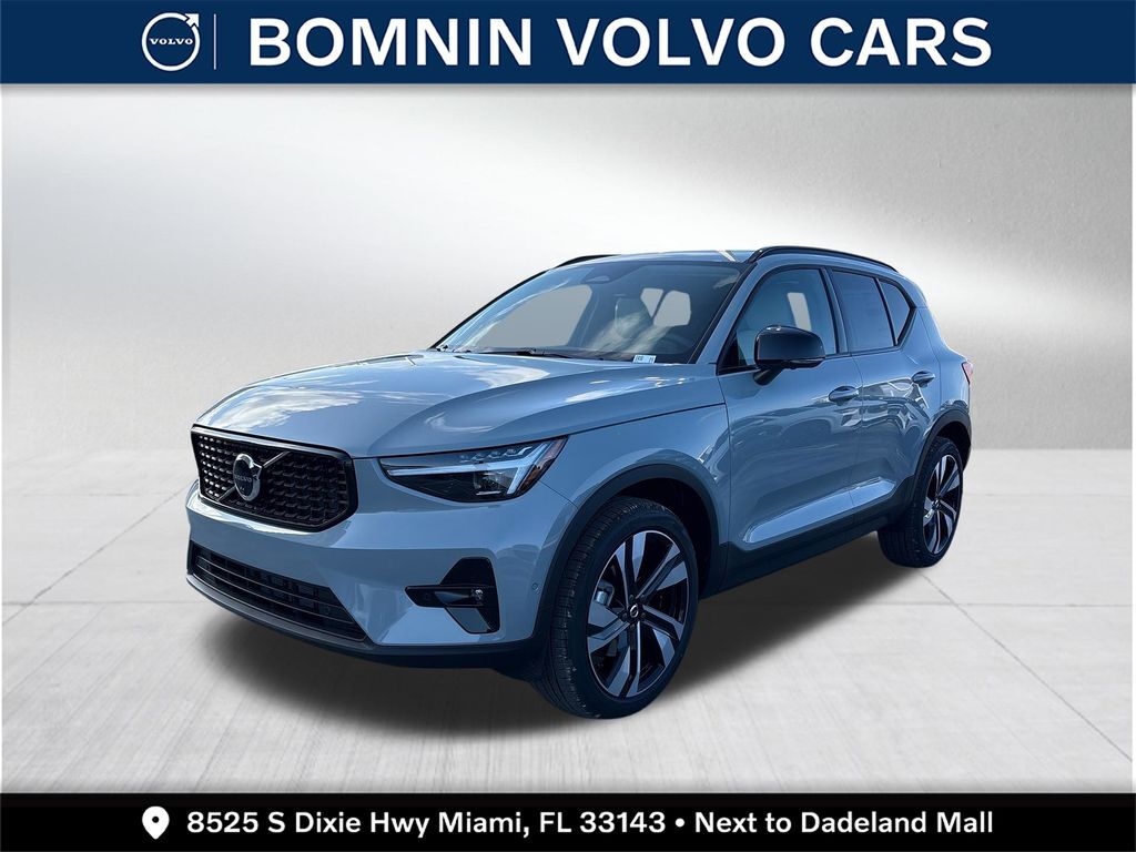 2026 VOLVO XC40
