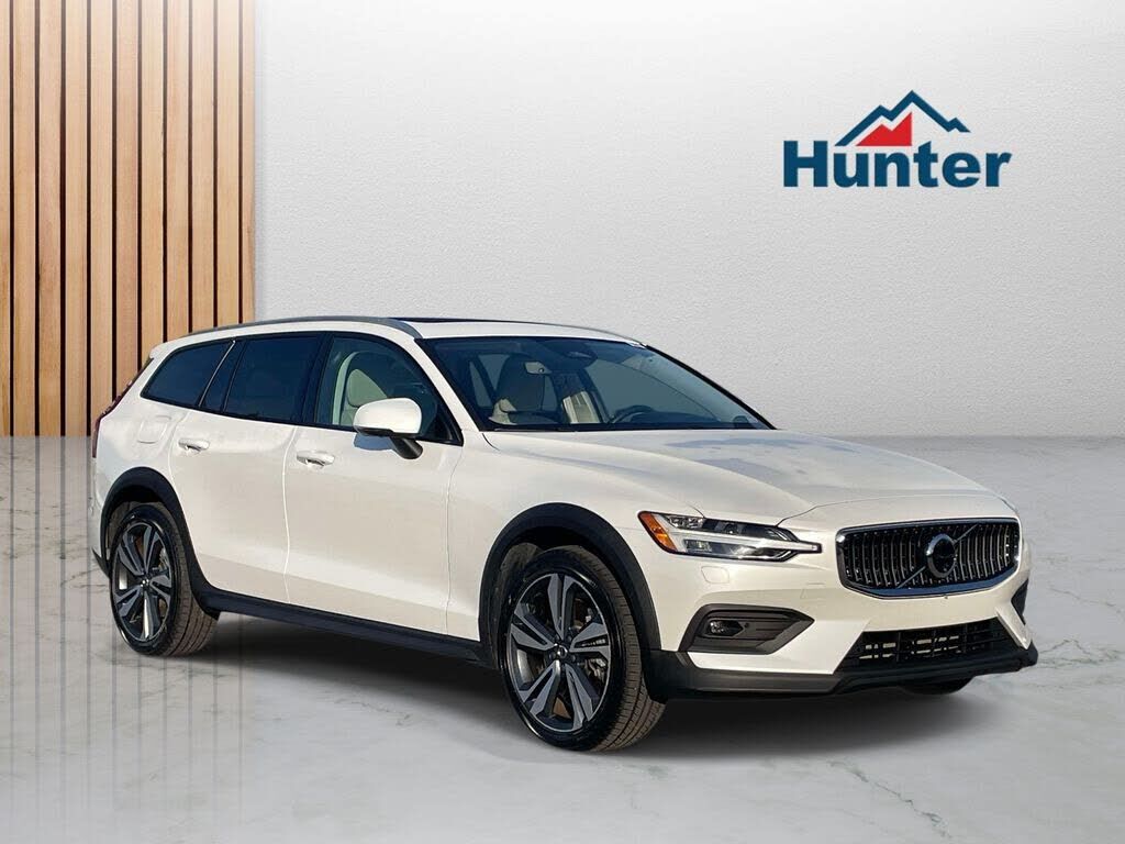 2025 VOLVO V60CC