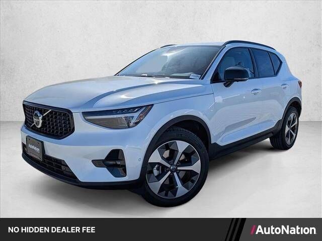 2026 VOLVO XC40