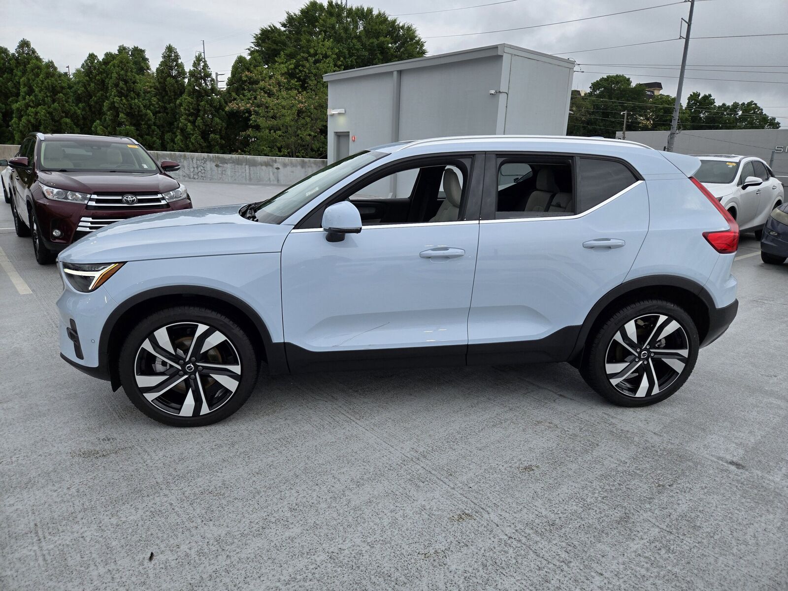 2025 VOLVO XC40