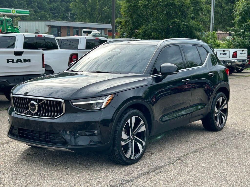2023 VOLVO XC40