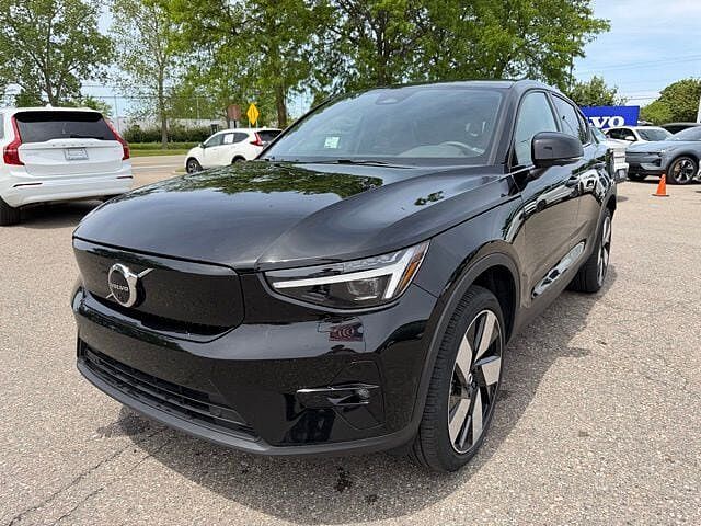 2023 VOLVO C40