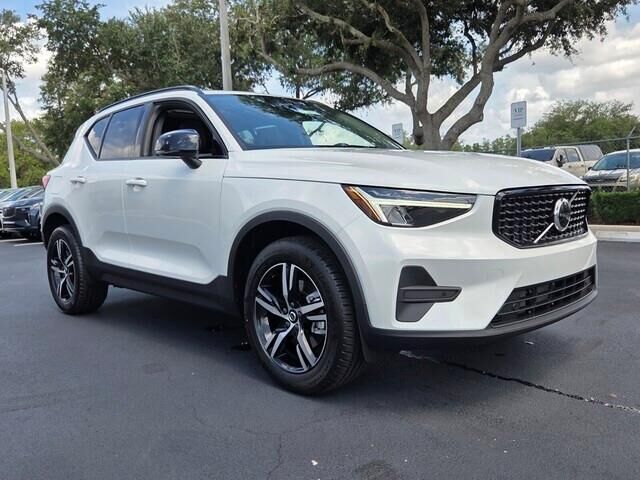 2026 VOLVO XC40