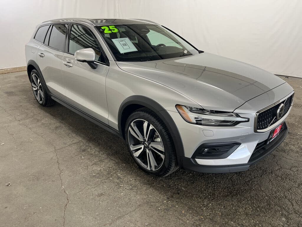 2025 VOLVO V60CC