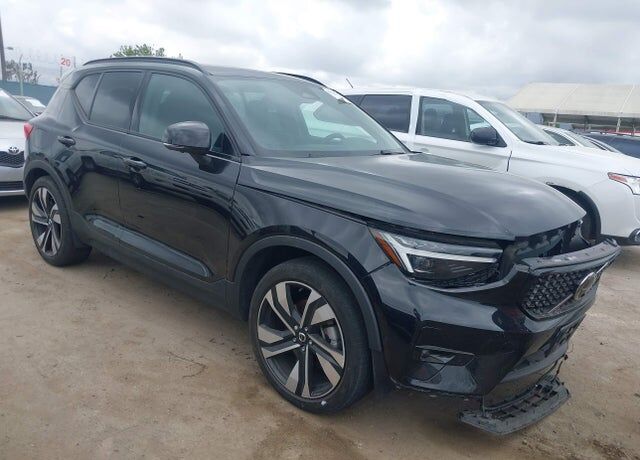 2024 VOLVO XC40