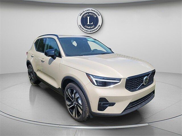2025 VOLVO XC40