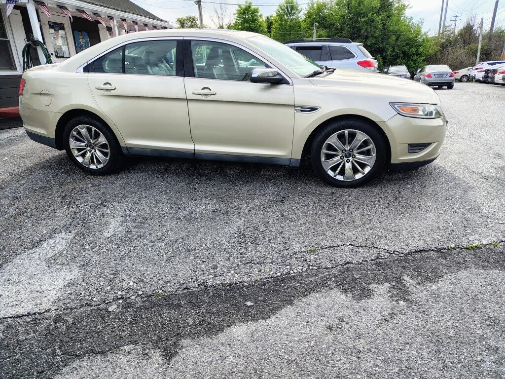 2010 FORD Taurus