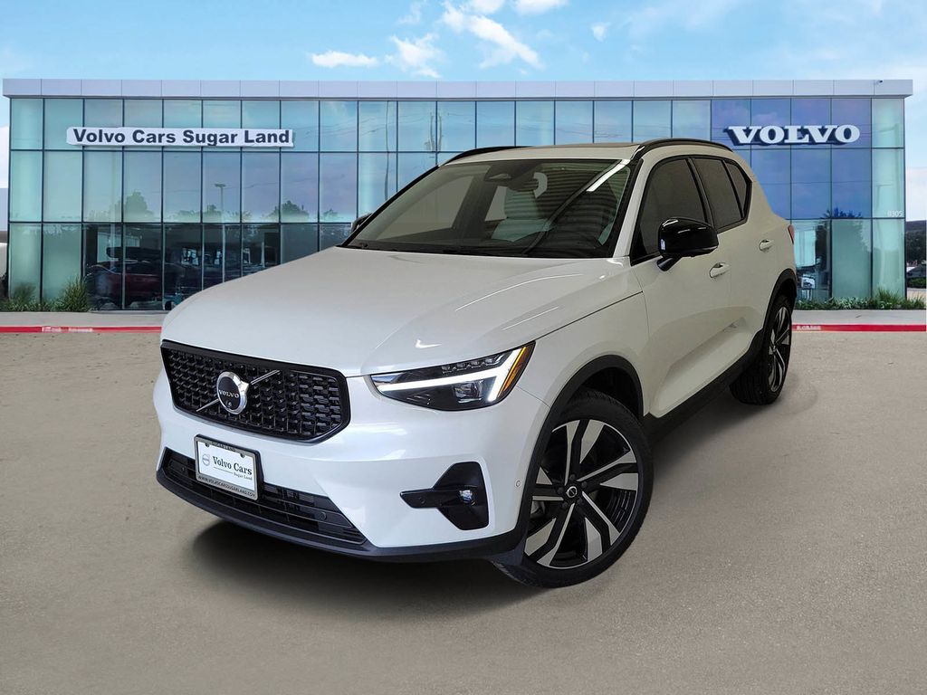 2026 VOLVO XC40