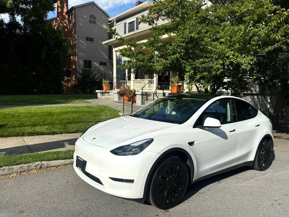 2024 TESLA Model Y