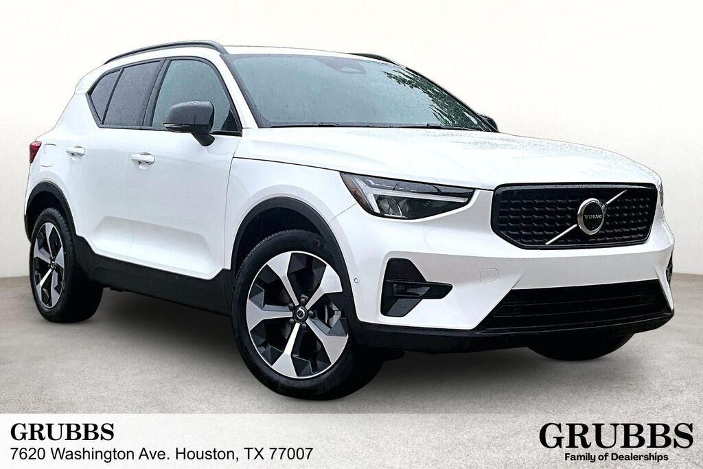 2025 VOLVO XC40