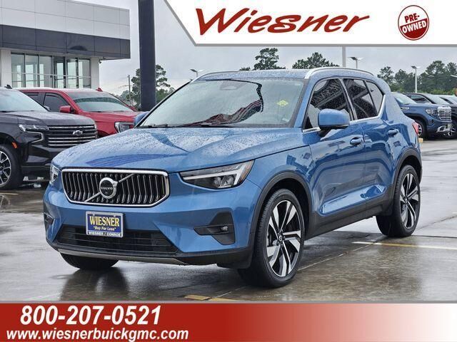 2023 VOLVO XC40