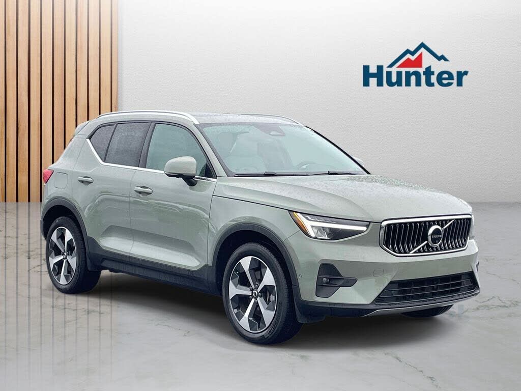 2023 VOLVO XC40