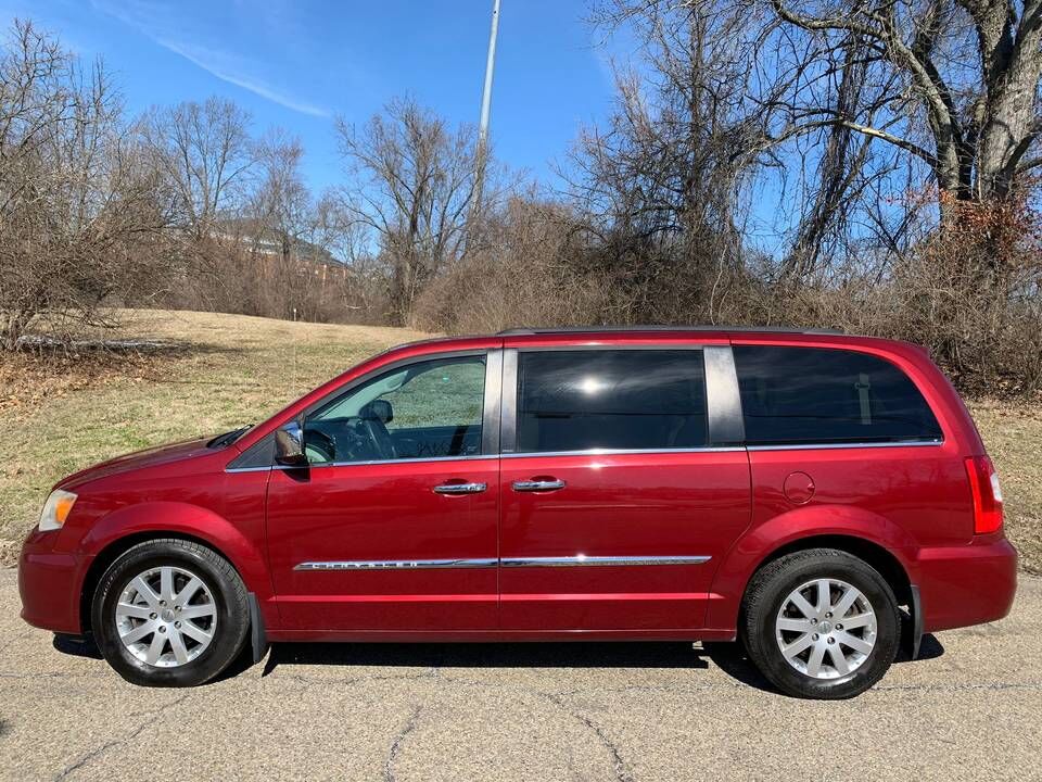 2012 CHRYSLER Town and Country