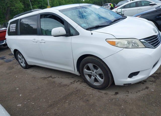 2011 TOYOTA Sienna