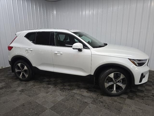 2023 VOLVO XC40