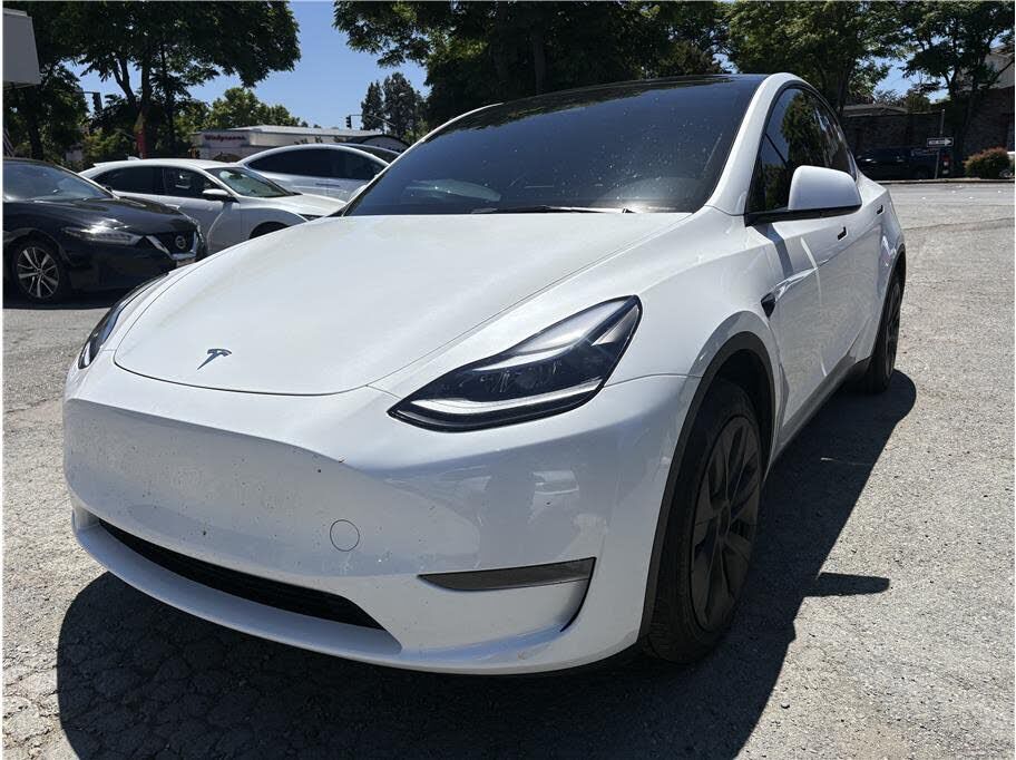 2025 TESLA Model Y