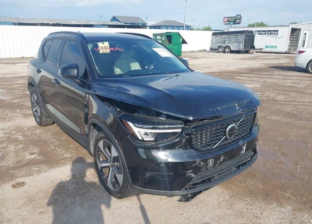2025 VOLVO XC40