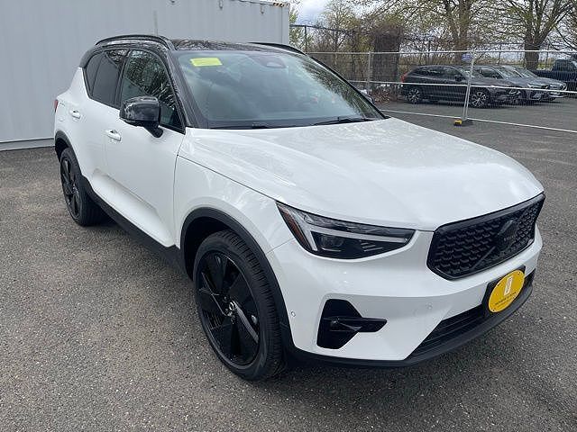 2026 VOLVO XC40