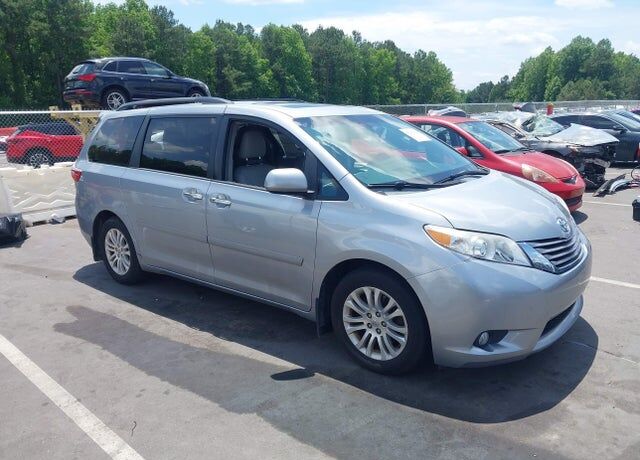 2015 TOYOTA Sienna